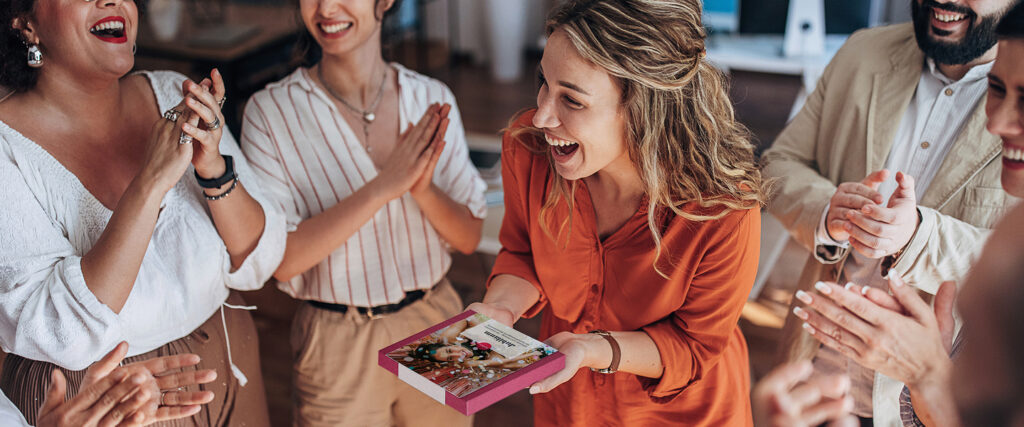 Person bekommt Geschenkbox überreicht