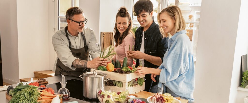 Personen die gemeinsam kochen