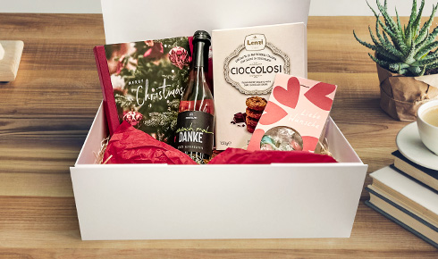 Präsentbox mit Feinkost und der Geschenkverpackung "Merry Christmas" von mydays