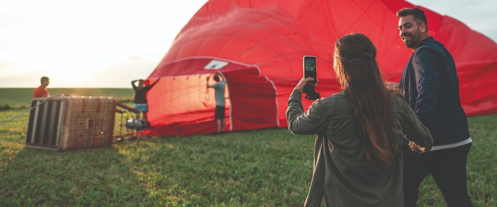 Cewe Werbespot bei dem Personen auf einen Heißluftballon zulaufen
