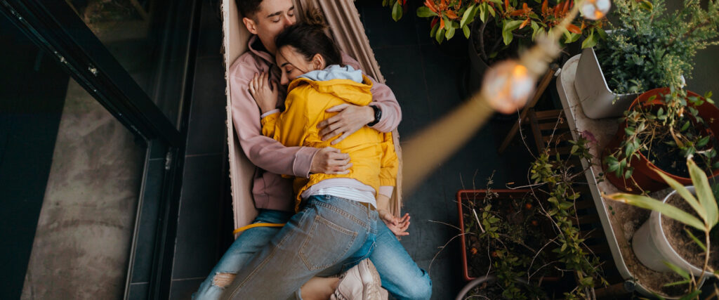 Pärchen kuschelnd in Hängematte