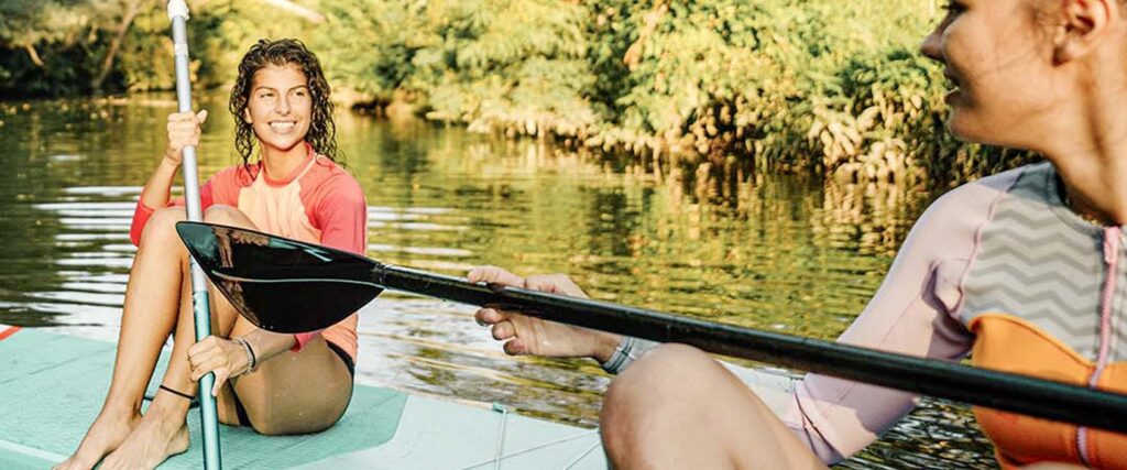 Personen beim Stand-Up-Paddling im Wasser