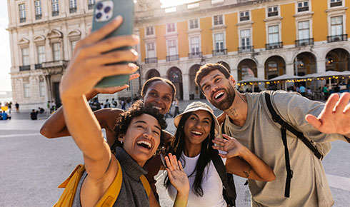 Freunde machen Selfie in der Stadt