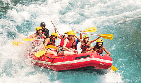 Personen in Schlauchboot im Wasser