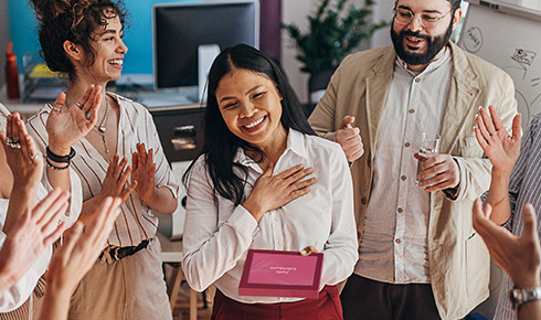 Eine Person bekommt eine individuelle Geschenkverpackung überreicht
