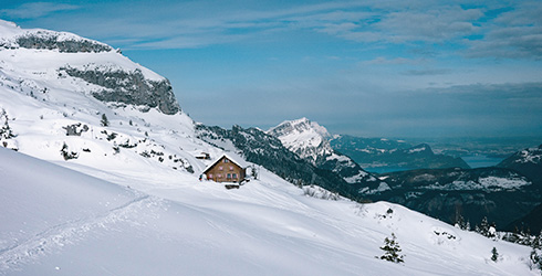 Schneelandschaft mit Hütte in den Bergen