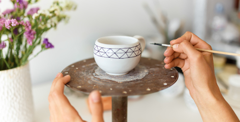 Tasse die gerade bemalt wird