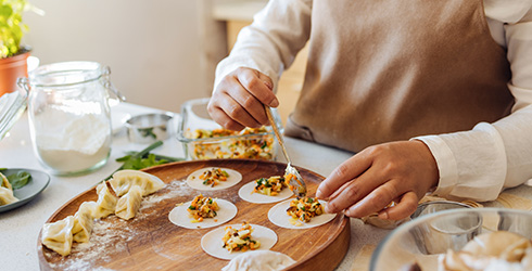 Person befüllt Dumplings