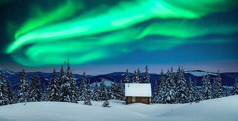 Polarlichter im winterlichen Lappland