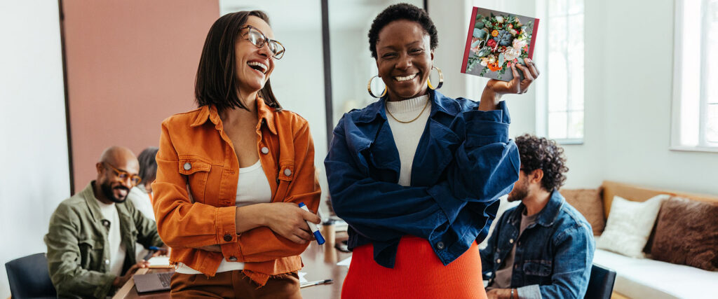 Zwei Frauen freuen sich über Geschenkverpackung "Dankeschön"