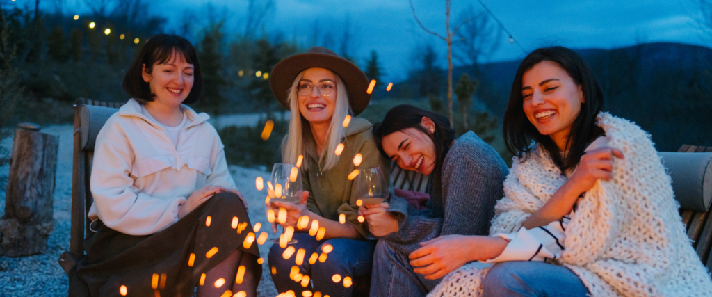Frauen am Lagerfeuer