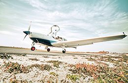 Flugzeug auf der Landebahn
