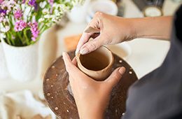 Tasse die gerade getöpfert wird