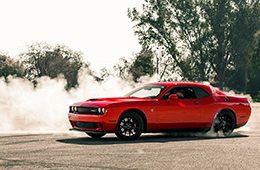 Rotes Auto das gerade drifted