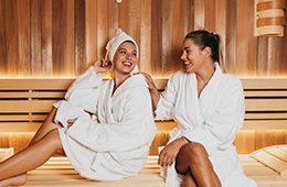 Zwei Freundinnen in der Saune