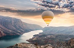 Heißluftballon über atemberaubender Landschaft